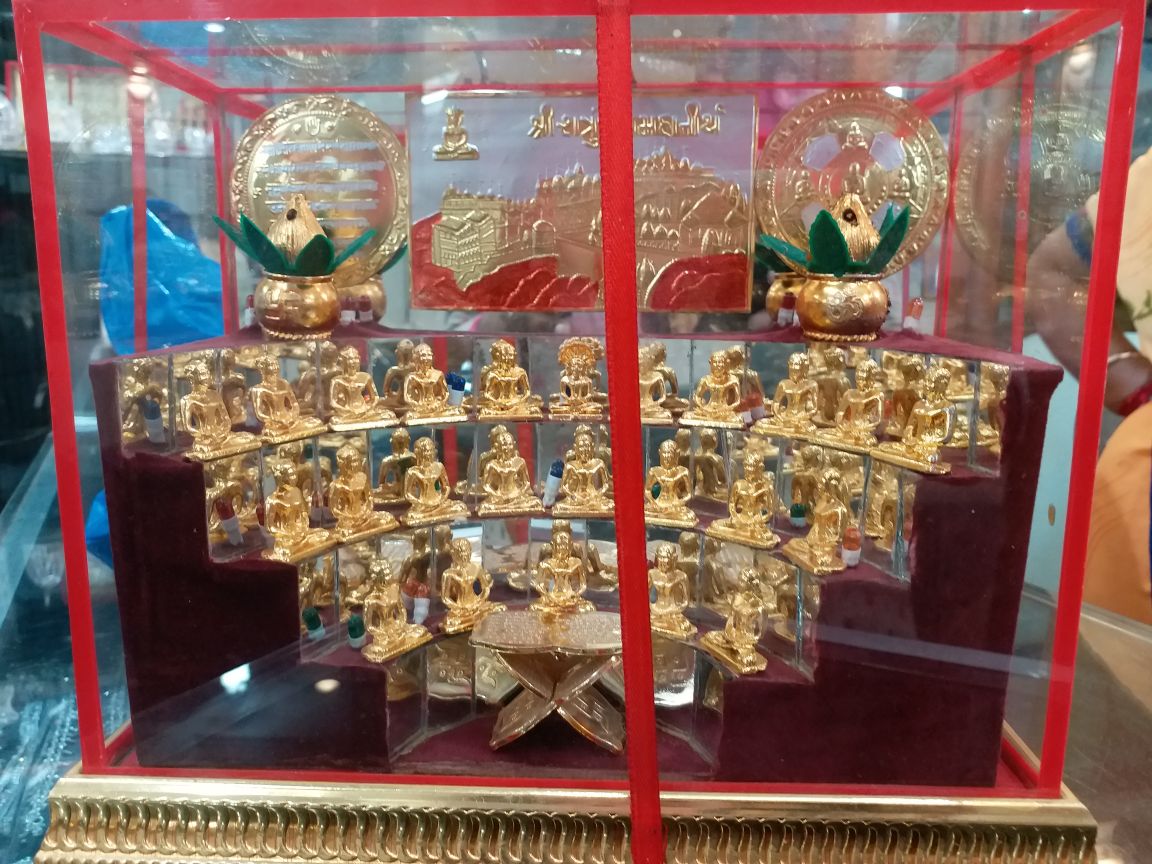 Glass Show-Piece (Internal Chovisi)