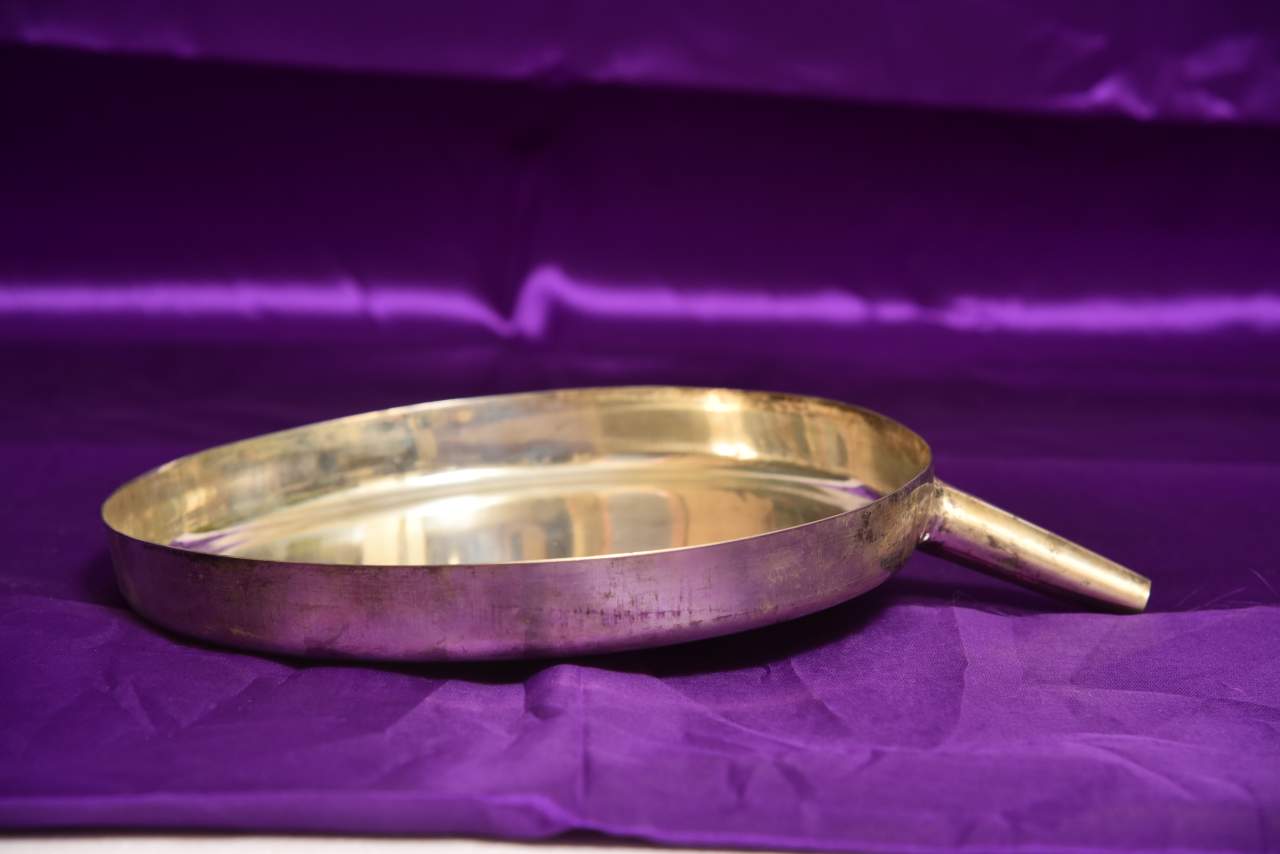 Plate with water outlet